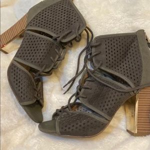 LIKE NEW —> Army green lace up heels
